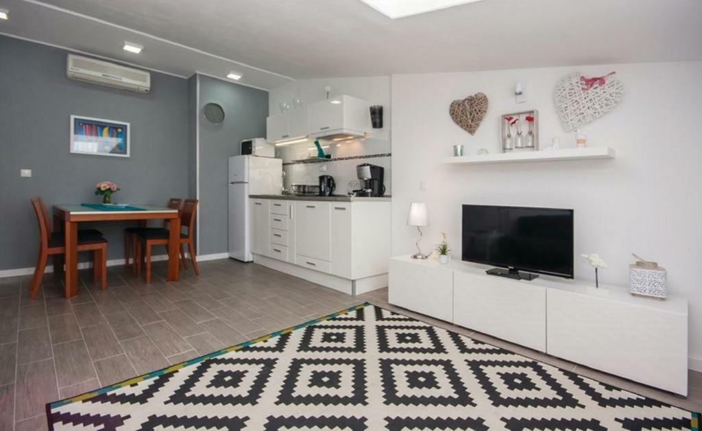 Apartmani Riva 로고즈니차 외부 사진